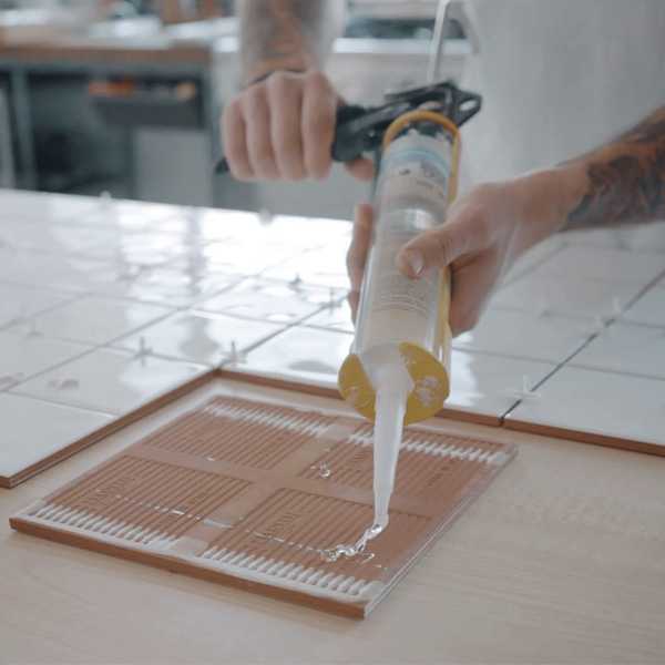Клей для плитки на фанеру: видео-инструкция как приклеить на стену своими руками, можно ли клеить, расчет, фото и цена