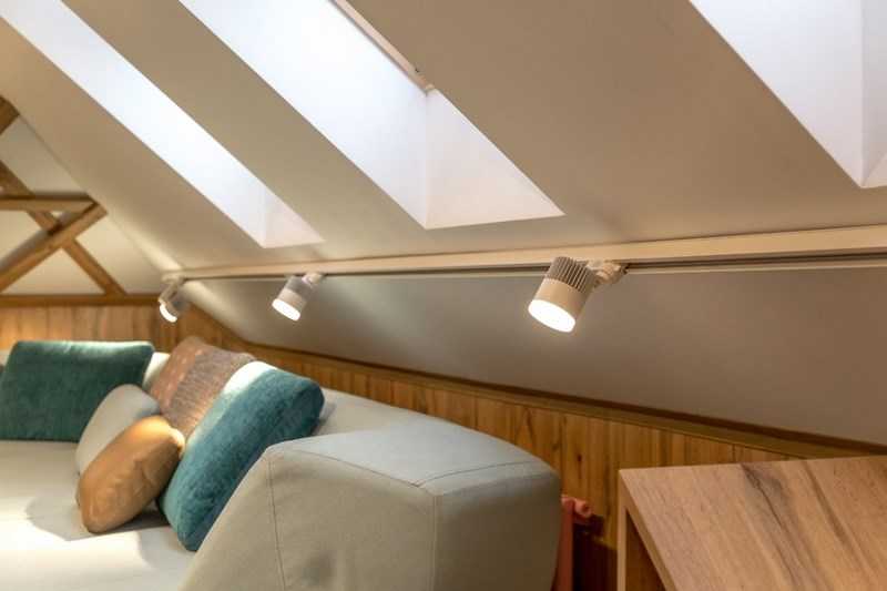 Люстра или точечные светильники — что лучше выбрать для натяжного потолка?