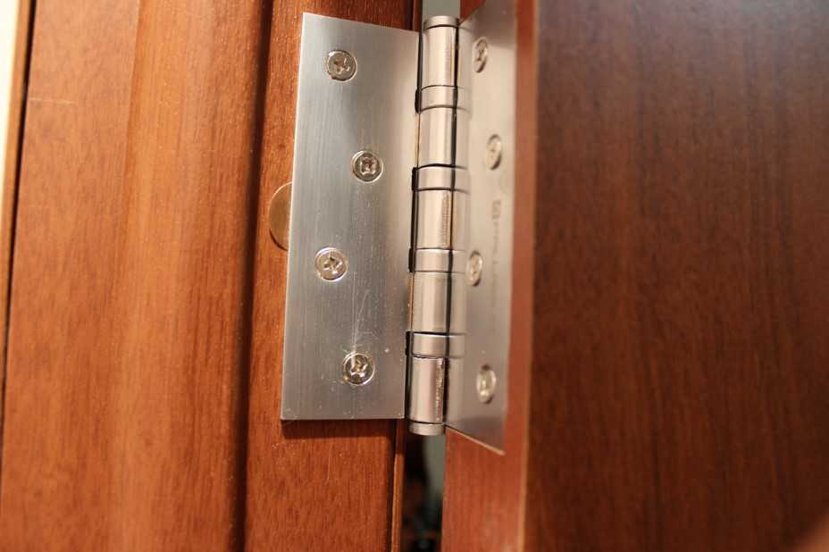 Почему скрипит межкомнатная дверь, как устранить проблему? советы по профилактическому уходу