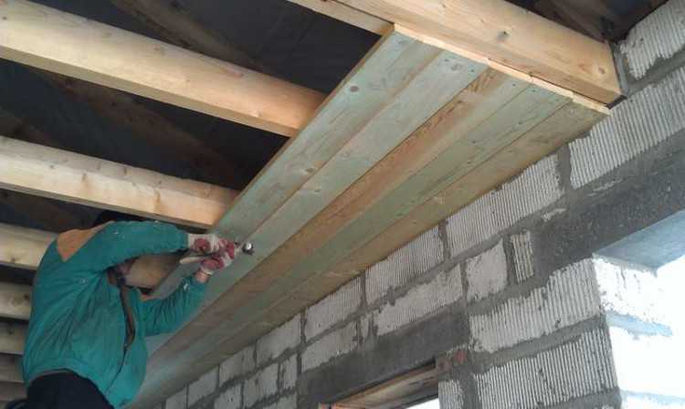 Черновой потолок по деревянным балкам: как правильно подшить доской в частном доме, черновая отделка потолка в деревянном доме, подшивка фанерой по балкам, как сделать