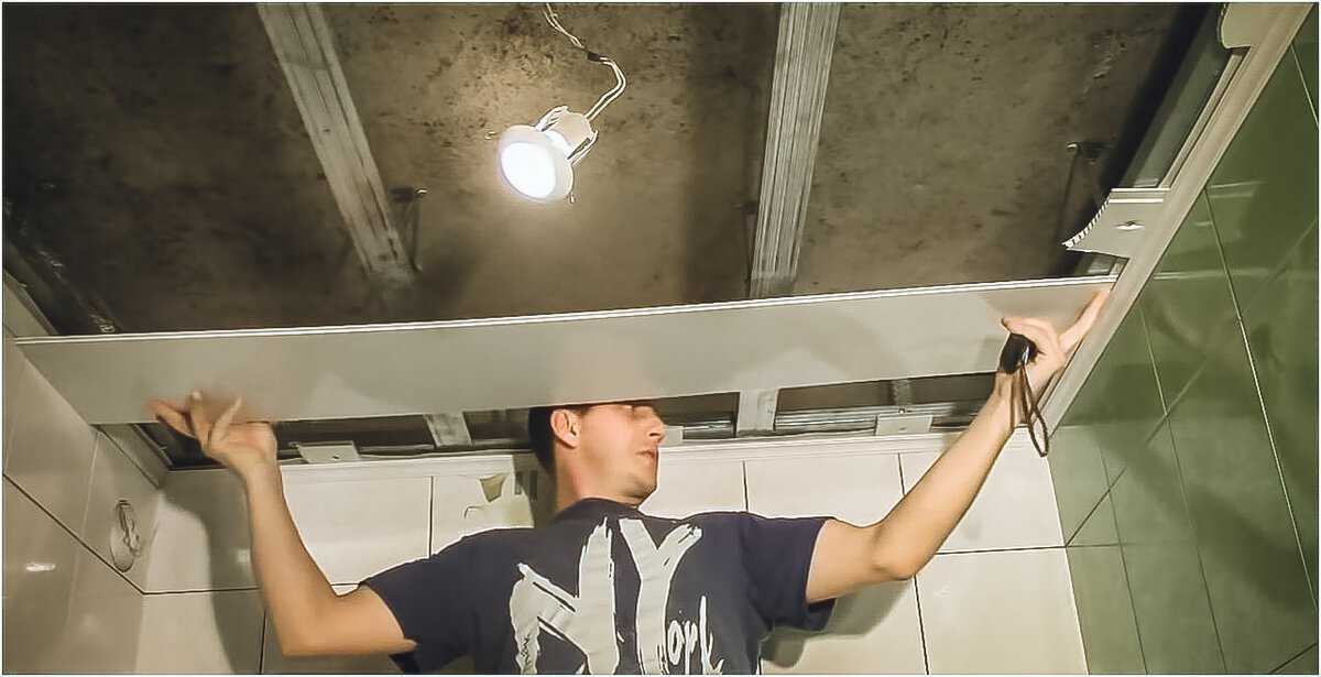 Как крепить панели пвх к потолку