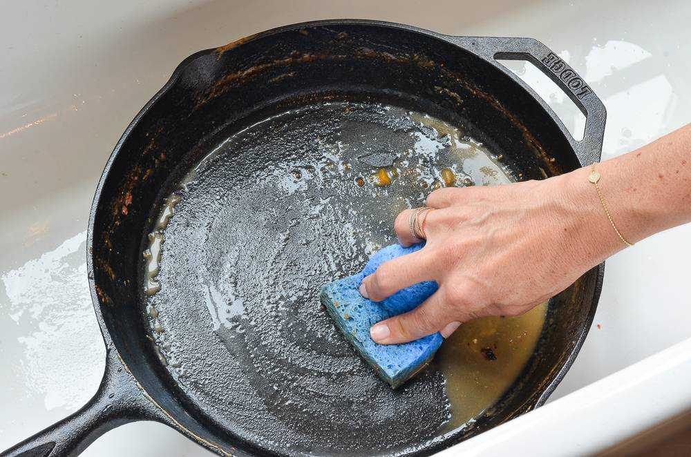 Как очистить чугунную сковороду от ржавчины: почему она появляется, как убрать следы в домашних условиях, как восстановить защитный слой?