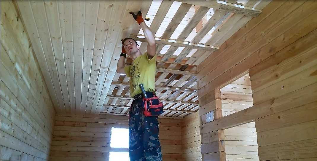 Чем лучше обшить потолок в деревянном доме и материалы для отделки