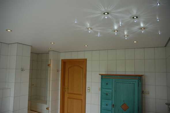 Натяжной потолок в ванной комнате (71 фото): плюсы и минусы, важные характеристики