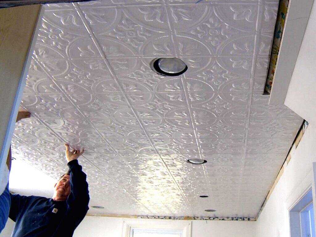 Чем поклеить потолок: оклейка потолочными обоями и плиткой