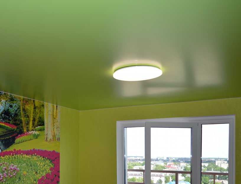 Натяжные потолки в гостиной - 110 фото и видео примеры дизайна с применением натяжных потолков
