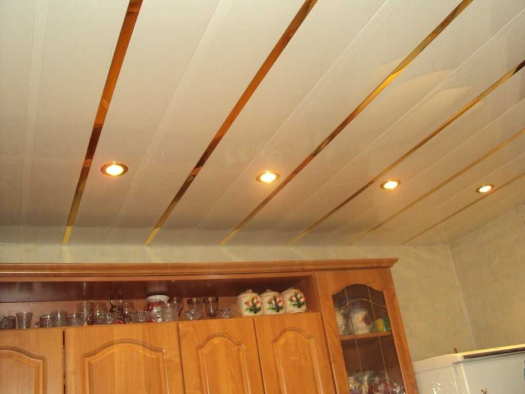 Какой потолок лучше сделать на кухне? - 54 фото