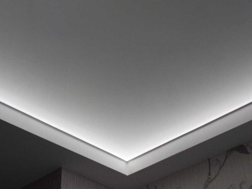 Светопрозрачный натяжной потолок с подсветкой: обзор