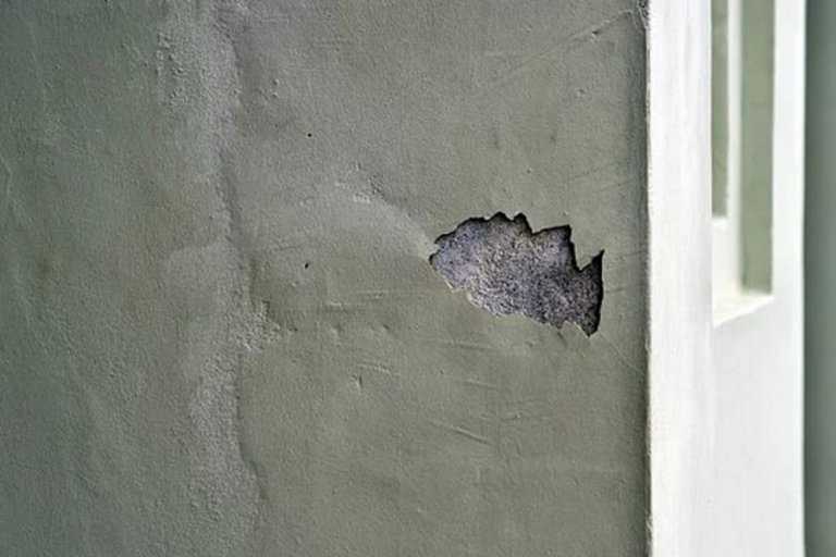 5 ошибок, из-за которых свежая штукатурка отваливается от стен