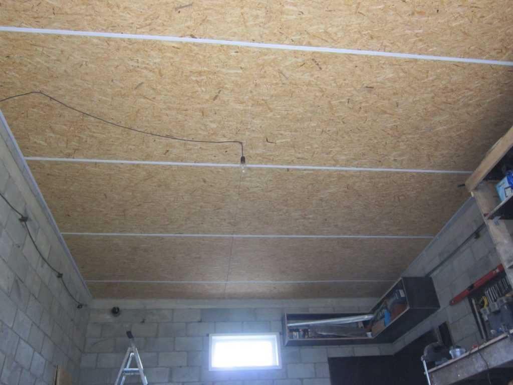 Отделка чернового потолка из осб плит по деревянным балкам