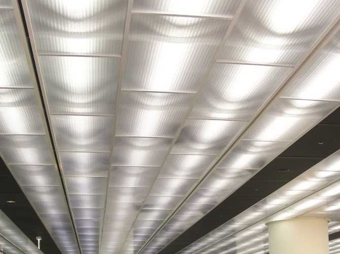 Преимущества и особенности обшивки потолка поликарбонатом