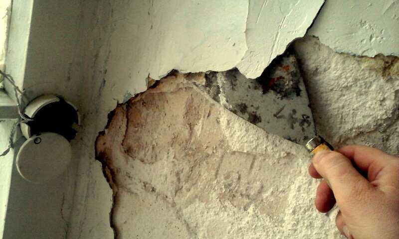 Как избавится от трещин и сколов стене и заделать дыру в гипсокартоне самостоятельно, способы ремонта используя подручные материалы для замазки повреждений