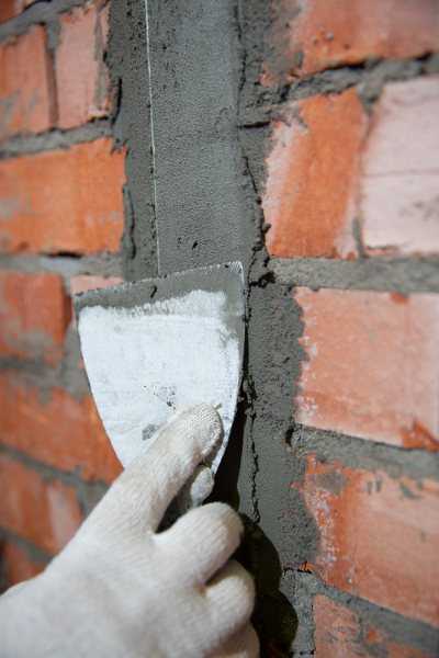 Как заделать штукатурку, отвалившуюся на стене, что предпринять, если обвалился кусок на потолке, как правильно убрать трещину, как не допустить появления дыр?