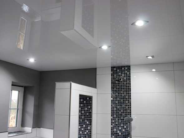 Натяжной потолок в ванную: 125+ (фото) практичных вариантов