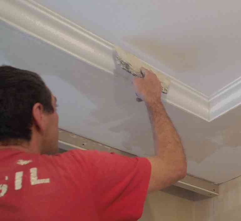 Как сделать ремонт потолков своими руками после протечки: фото и видео- инструкция