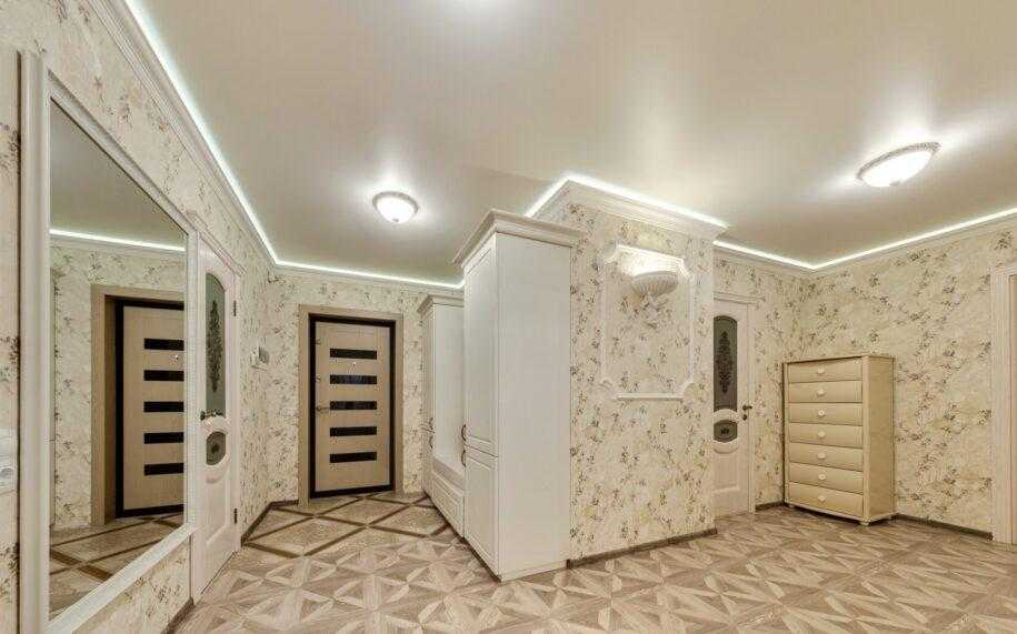 Узкие коридоры - распространенное явление в современных квартирах При этом отделке потолка в этом помещении хозяева практически не уделяют внимания и очень зря