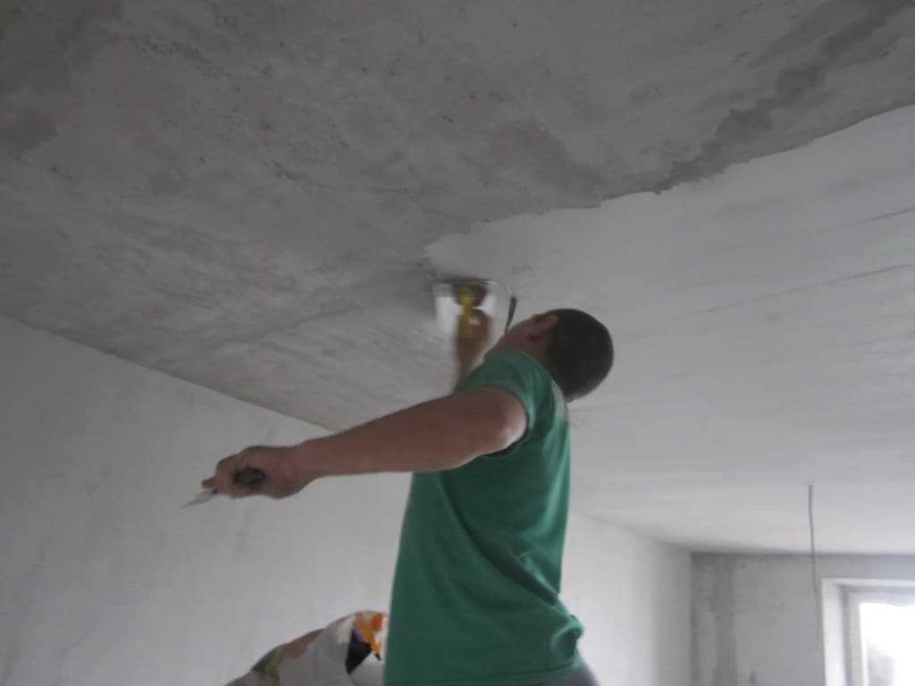Выбор водоэмульсионной краски для потолка — какая лучше