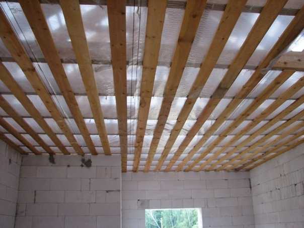 Устройство потолка в частном доме, из чего лучше сделать покрытие, особенности гидроизоляции, чем обшить и как подшить доской поверхность, фотографии и видео