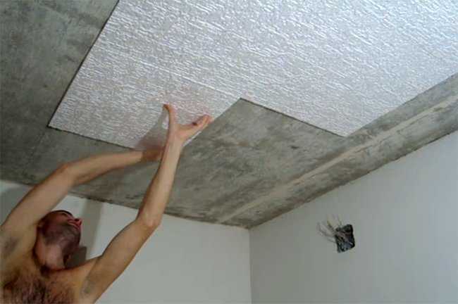 Как клеить плитку из пенопласта на потолок