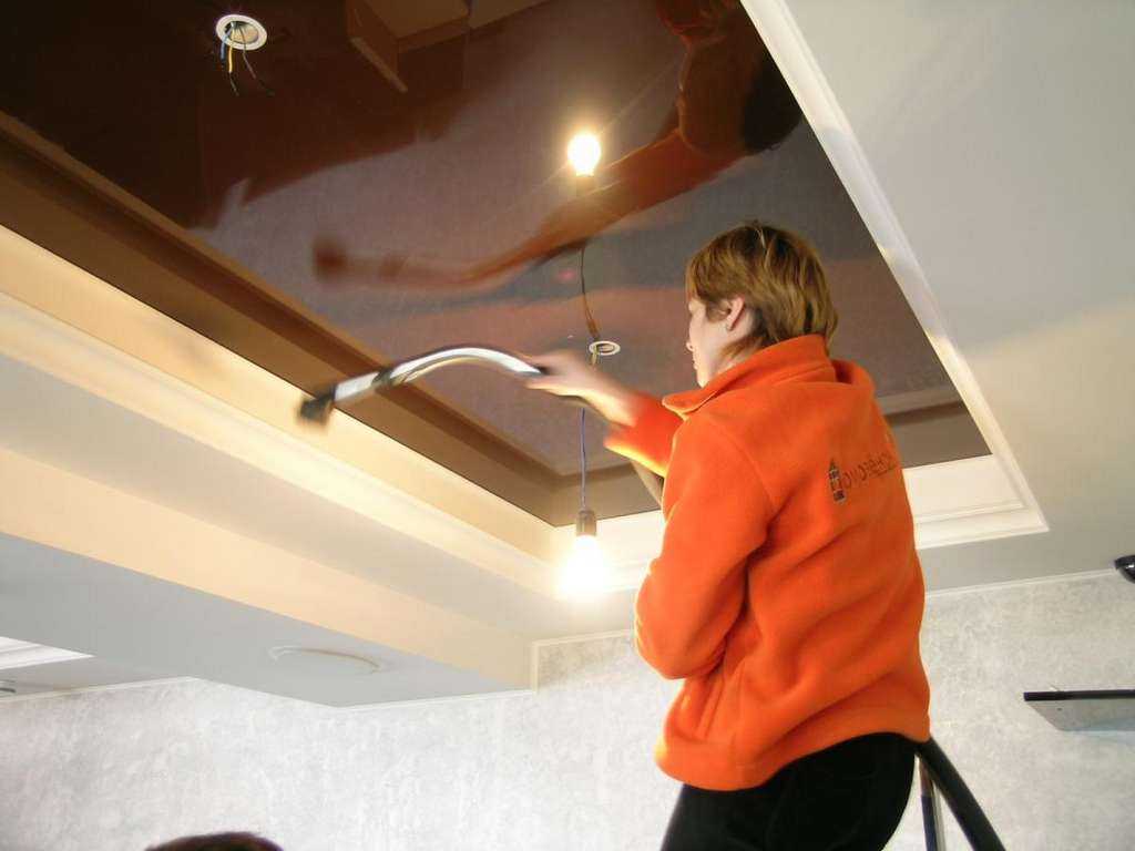 Эффективные способы чистки тканевых натяжных потолков