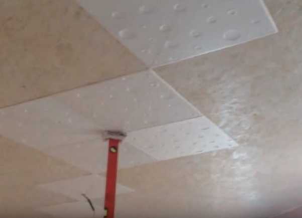 Как клеить потолочную плитку из пенопласта на потолок своими руками