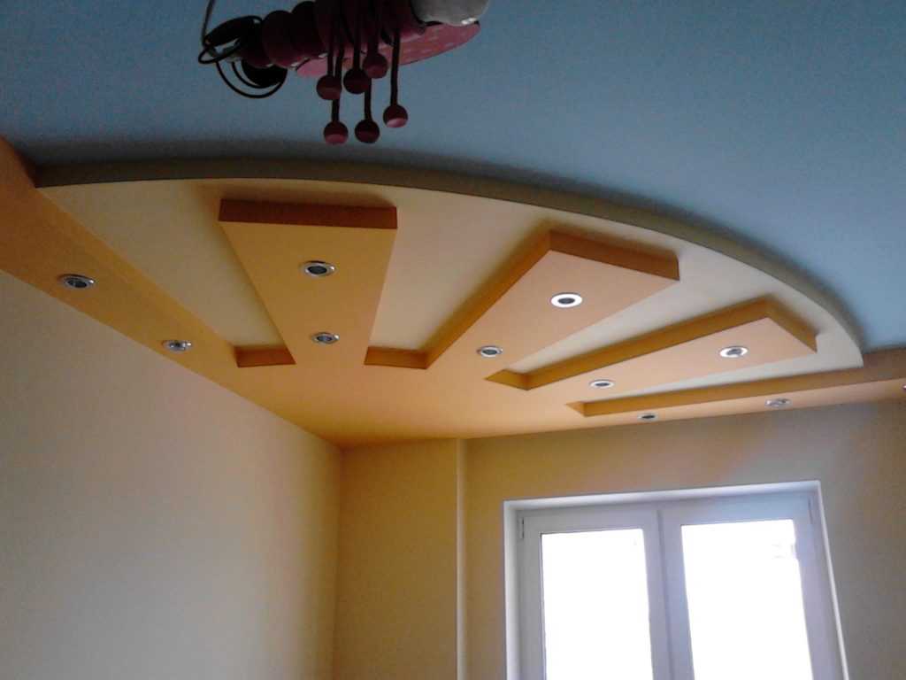 Подвесной потолок из гипсокартона вполне можно использовать даже если кухня маленькая Вполне реально использование также многоуровневых композиций