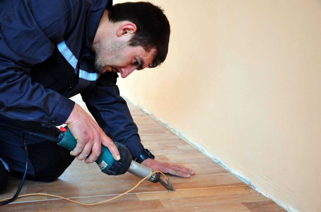 Как стелить линолеум своими руками: на бетонный, деревянный пол