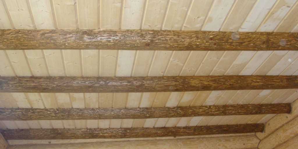 Особенности потолков из необрезной доски под старину