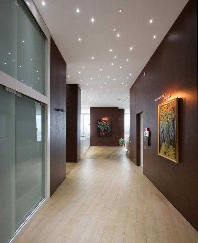 Какой потолок сделать в коридоре - варианты дизайна, какая конструкция лучше: из панелей, пластика или подвесная, особенности устройства узкого помещения