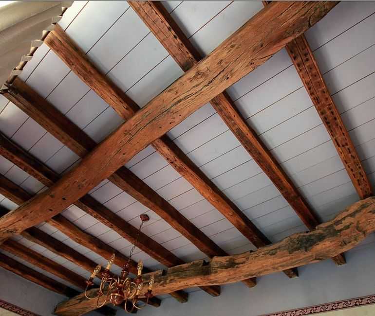 Деревянный потолок: виды, дизайн, цвет, освещение, примеры в стилях лофт, минимализм, классика, прованс