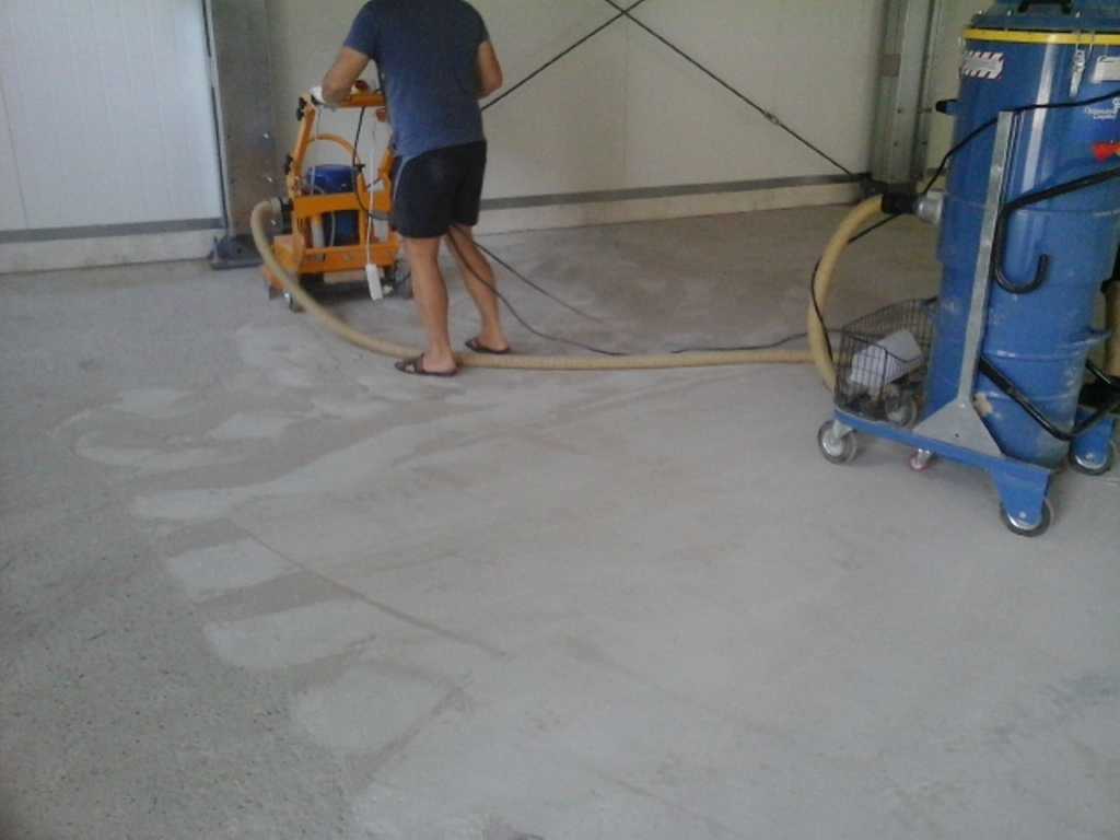Как обеспылить бетонный пол своими руками