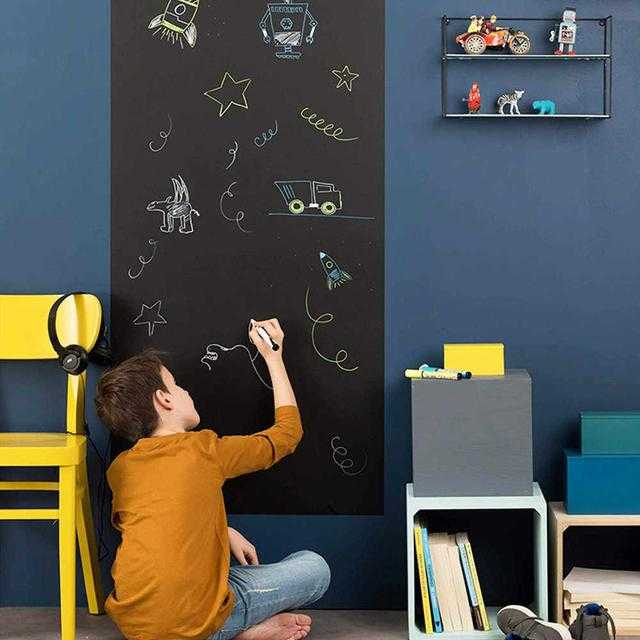 Подобные решения очень хороши для детских комнат, так как позволяют ребенку спокойно рисовать на любимой всеми детьми поверхности – стене Кроме того, грифельное покрытие очень практично – его можно мыть, оно стойко к истиранию и может прослужить очень дол