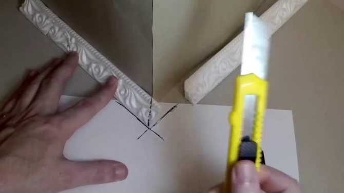 Как резать потолочный плинтус в углах – варианты и способы