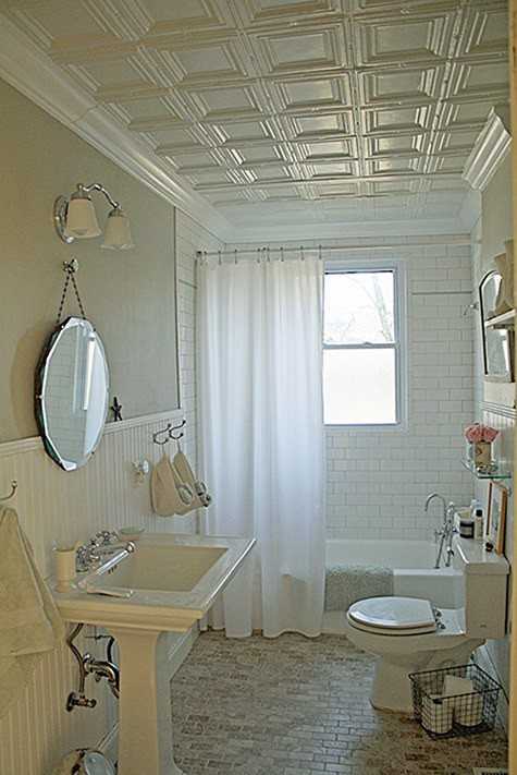 При ремонте в маленькой ванной комнате особое внимание уделяется оформлению потолка Из-за высокой влажности выбор материалов ограничен, но при этом есть достаточно вариантов отделки, которые помогут сделать даже такое небольшое помещение уютным и привлека