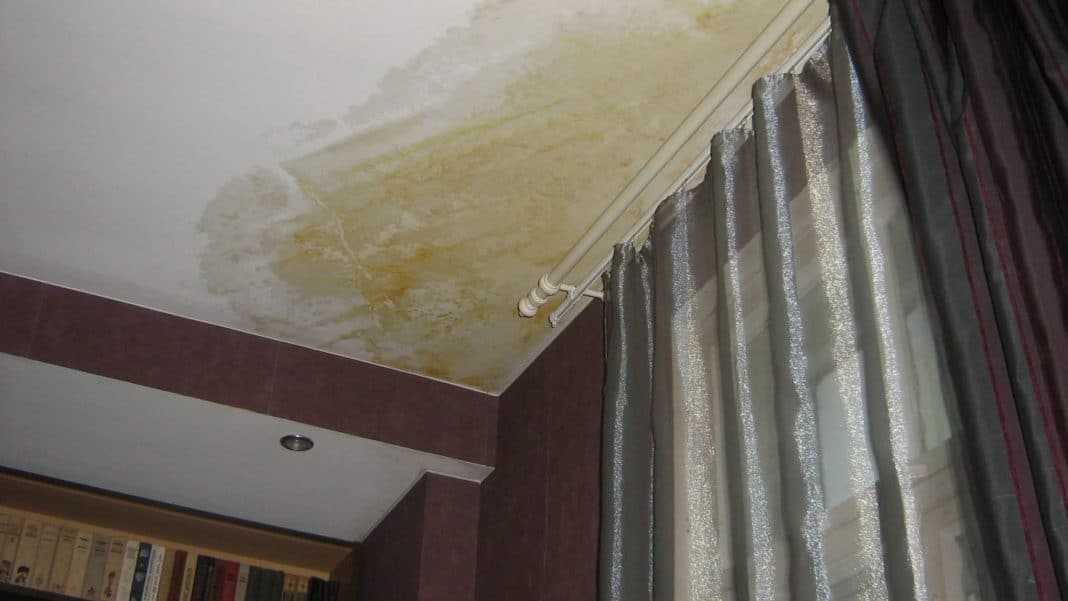Ржавое пятно на потолке: как его убрать?