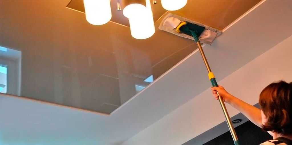 Уход за глянцевыми натяжными потолками: секреты безупречной чистоты
