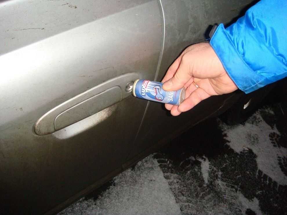 Как открыть замерзший замок машины, и что делать, если примерзла дверь?