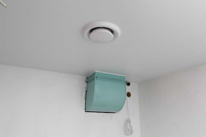 Вентиляция в потолке в ванной комнате. как установить, чтобы работала?