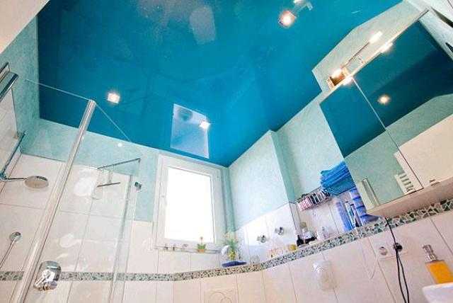 Какой натяжной потолок выбрать для ванной комнаты домой