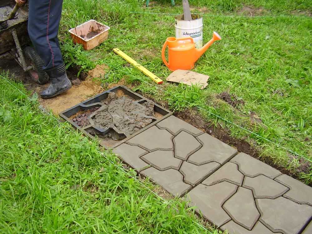 Как уложить тротуарную плитку на старое бетонное основание?