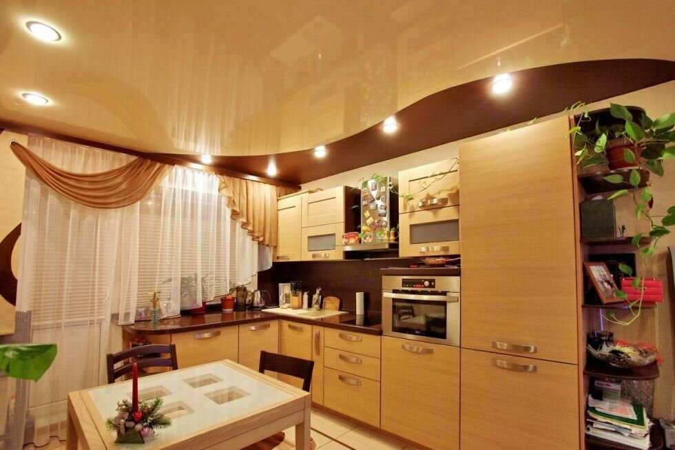 Чтобы придать самой стандартной кухне уютный и красивый вид вовсе необязательно заниматься перепланировкой помещения Иногда достаточно просто смонтировать на кухне натяжные потолки необычного цвета, например – желтые