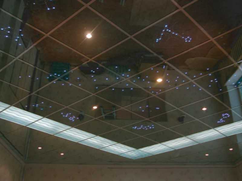 Стеклянный потолок и зеркальный в ванной подвесной с подсветкой и спальне