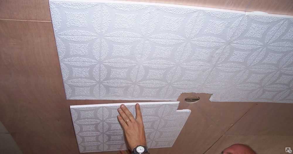 При наклеивании пенопластовой плитки на потолок практически всегда появляются небольшие зазоры и щели, которые портят внешний вид покрытия Поэтому возникает - как и чем их можно заделать