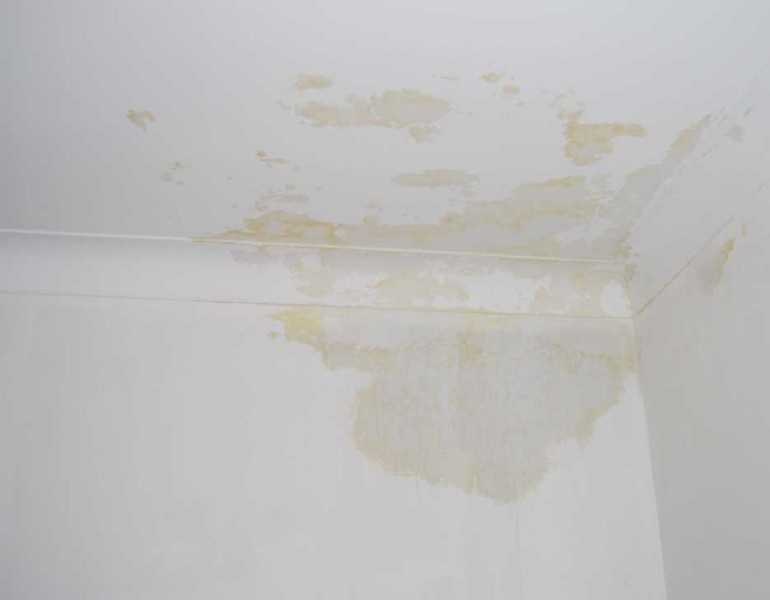 Как убрать желтые пятна на потолке: проверенные способы устранения