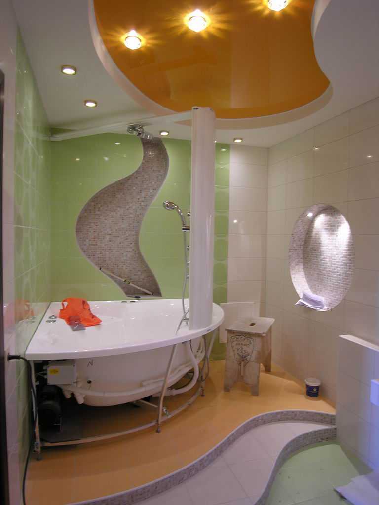 Плюсы и минусы натяжных потолков в ванной: 5 полезных советов