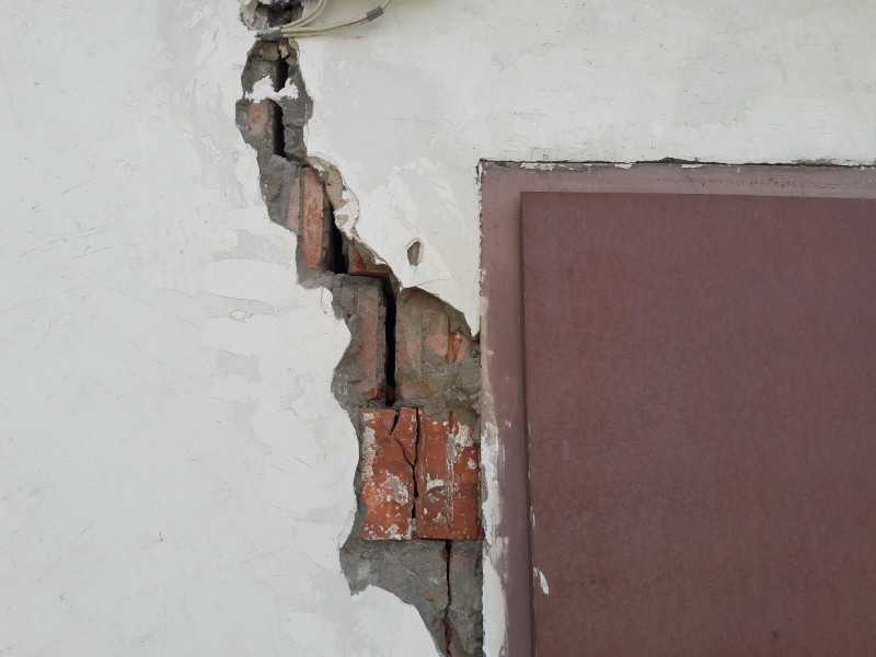 Как и чем заделать трещины в штукатурке на стене: почему трескается при высыхании