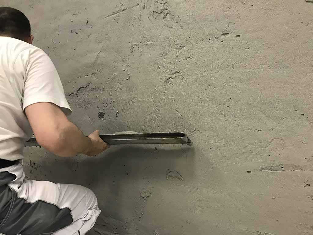 Отвалился кусок штукатурки: как починить дефект локально и не переделывать всю стену
