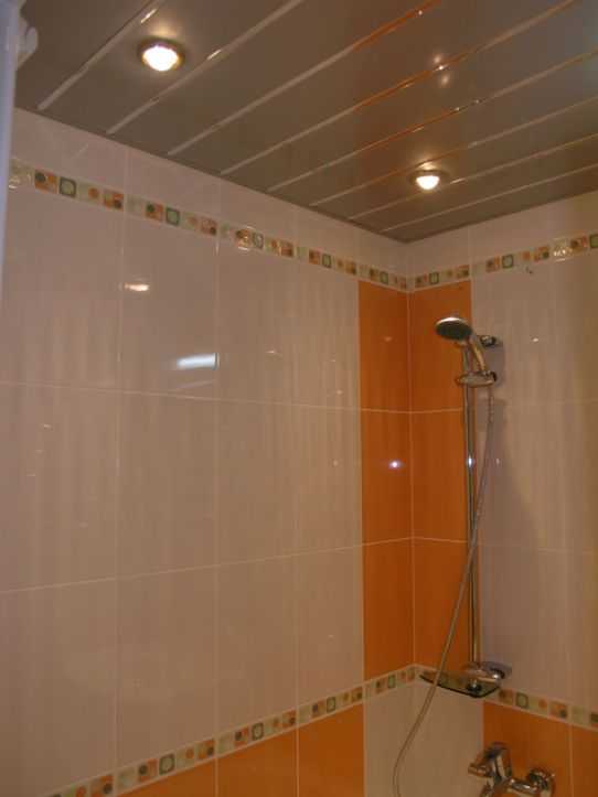 Какие материалы подходят для отделки потолка ванной, оформление в различных стилях, нестандартные методы - 35 фото