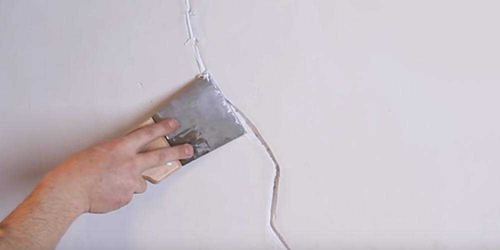 Чем заделать дыру в стене: 4 способа и инструкция с видео