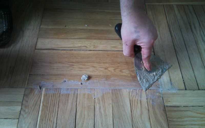 Чем замазать щели в деревянном полу | советы по ремонту